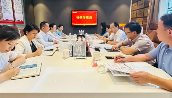 攜手共育英才！華逸府&湖南食品藥品職業(yè)學(xué)院校企合作簽約授牌儀式隆重舉行
